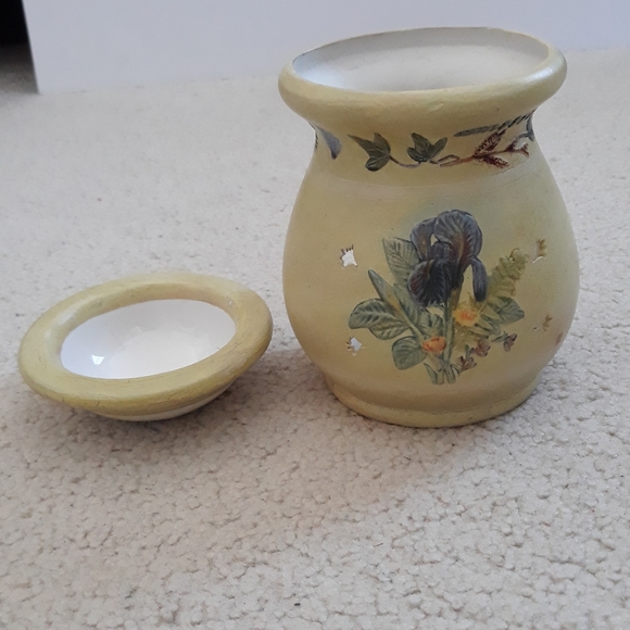 Lang Melting Pot Ceramic Wax Melter/Tart Warmer Iris Bouquet - 2 pieces - Picture 3 of 9